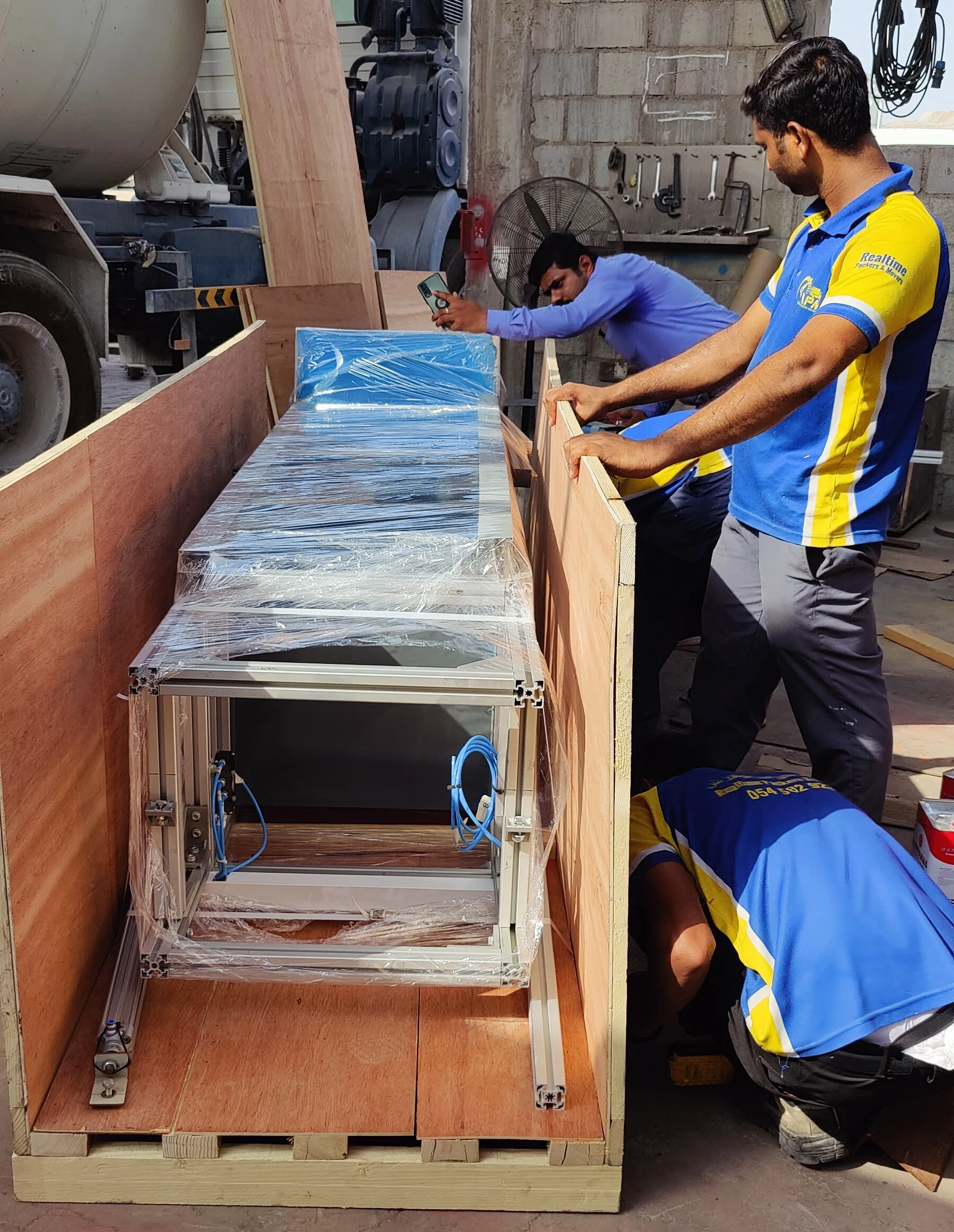Crates Packaging by Well-trained Carpenters